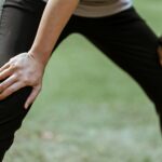 Biegacz odpoczywający po maratonie na ławce w słonecznym parku